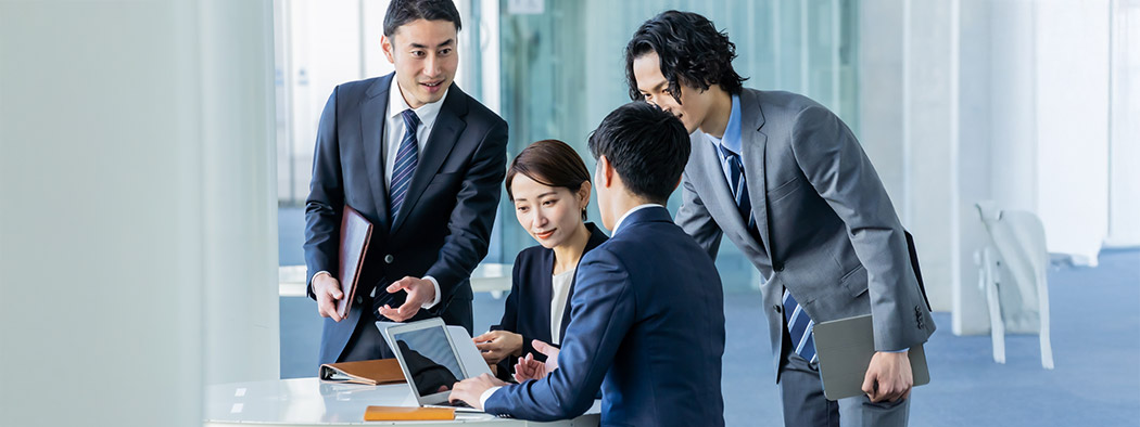 パソコンで作業をしている人たち