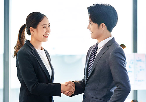 握手をしている男女