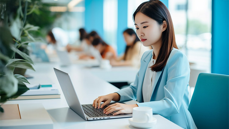 ノートパソコンで作業をしている女性