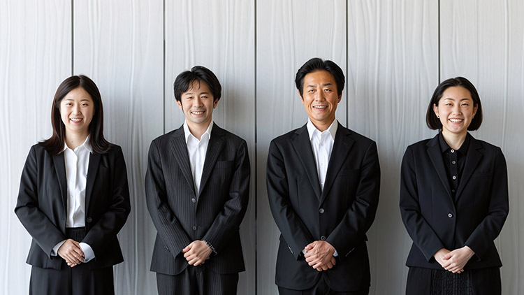 笑顔のスーツ姿の男女