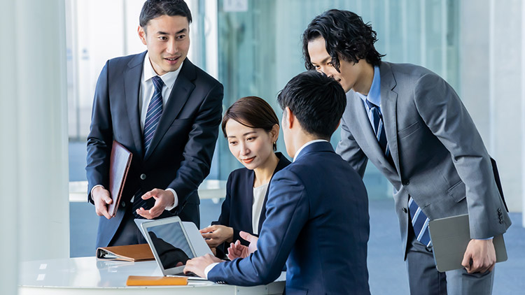 パソコンで作業をしている人たち