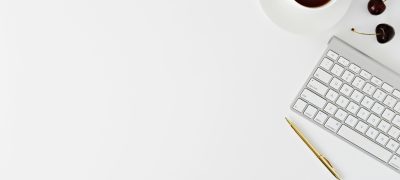 マグカップとクリックペンの横にあるマジックキーボード